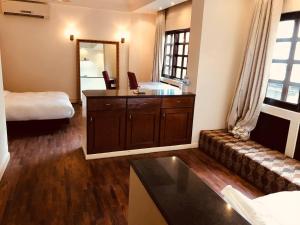 Een bed of bedden in een kamer bij Courtyard Pujan Hotel