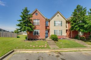 una gran casa de ladrillo con patio en Horn Lake Vacation Rental about 14 Mi to Memphis!, en Horn Lake