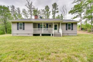 Cozy Home in Star Tannery with Private Backyard!