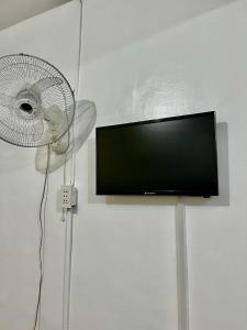 ボラカイにあるウェンディーズ アパーテルの白い扇風機、壁掛けテレビ付