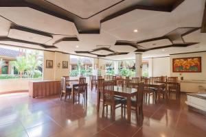 a large dining room with a table and chairs at Dequr Hotel Dipati Ukur Mitra RedDoorz in Bandung