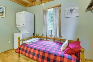 - une chambre avec un lit, une télévision et une fenêtre dans l'établissement Cozy South Bay Cabin with Lake and Mountain Views, 