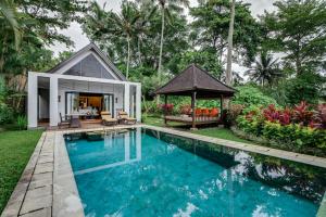 ein Haus mit einem Pool und einem Pavillon in der Unterkunft The Samaya Ubud in Ubud