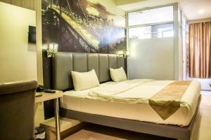 Ein Bett oder Betten in einem Zimmer der Unterkunft OS Hotel Tanjung Uncang