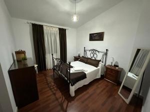 um quarto com uma cama, uma cómoda e um espelho em La Fortaleza em Baños de la Encina