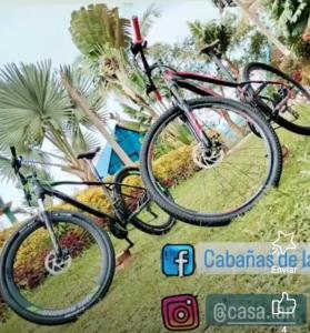 zwei Fahrräder, die nebeneinander auf dem Rasen geparkt sind in der Unterkunft Cabaña De Ian (Deluxe) in San Antonio del Tequendama