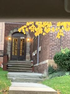 Cleveland HeightsにあるDerbyshire Rustic Bohemianの黄葉樹の家