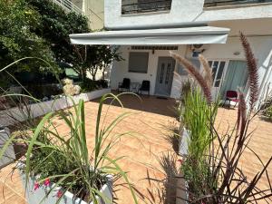 eine Terrasse mit Pflanzen vor einem Haus in der Unterkunft Costa Bianco Luxury Home in Agios Nikolaos