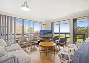 Χώρος καθιστικού στο George Bass Drive 569 On The Beach Living managed by Batemans Bay Accom