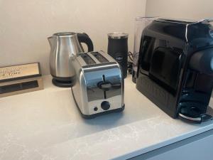 a toaster sitting on a counter next to a coffee maker at Eimrant Apartment at Vallikraavi in Tartu