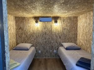 En eller flere senge i et værelse på A Casa Nostra - Gîte insolite - 2-4 personnes - Piscine - Spa - Détente