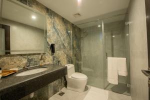 y baño con aseo, lavabo y ducha. en PC Legacy Hunza en Hunza