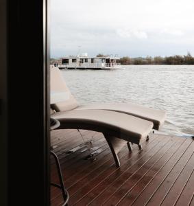 White SandsArk-imedes - Unique float home on the Murray River的相册照片