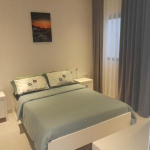 a bedroom with a bed and a window at Joli appartement neuf 2ch 2sdb 50m de la mer in Grand-Baie