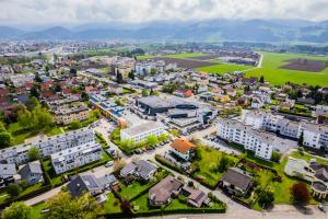 uma vista aérea de uma cidade com edifícios em flexymotel Spielberg em Spielberg