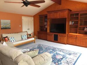 ein Wohnzimmer mit einem Sofa und einem Flachbild-TV in der Unterkunft Centrally located 4 bd/2.5 ba house in Cupertino in Cupertino