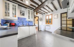 Dapur atau dapur kecil di Amazing Home In Haudricourt Aubois With 4 Bedrooms, Wifi And Outdoor Swimming Pool