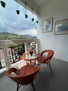ein Zimmer mit Tisch und Stühlen und einem Balkon in der Unterkunft The Heritage@Selesa Hillhomes Bukit Tinggi Berjaya Hills Bentong in Bentong