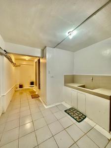 ボラカイにあるウェンディーズ アパーテルの白い壁のキッチン付きの空き部屋