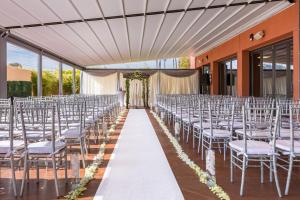 a wedding aisle with chairs and a white aisle at Courtyard by Marriott Los Angeles Westside in Los Angeles