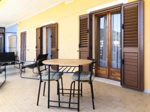 une table et des chaises sur le balcon d'un bâtiment dans l'établissement [Casa Vacanze Mallela] • Balcony, A/C & SmartTv, à Loceri