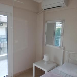 um quarto com uma cama, uma mesa e uma janela em Fanari Apartment em Fanárion