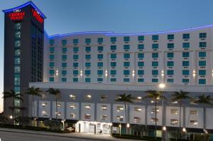 una representación del hotel omni por la noche en Crowne Plaza Hotel & Resorts Fort Lauderdale Airport/ Cruise, an IHG Hotel, en Fort Lauderdale
