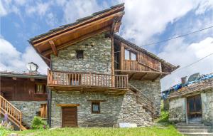 een oud stenen huis met een houten balkon bij Casa Del Pepe in Chamois