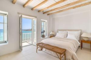 Un dormitorio con una cama y vista al mar. en Fotis House - Unique in Paros, en Naousa