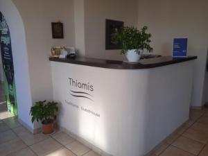 eine Theke in einem Raum mit Pflanzen darauf in der Unterkunft Thiamis Guesthouse in Dolianá