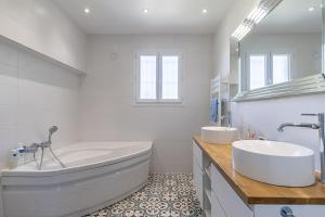 Superbe villa toute equipee, vue mer, a 1km des plages, piscine, barbecue, jeux enfants, mini golf, boulodrome, ping-pong, parking prive