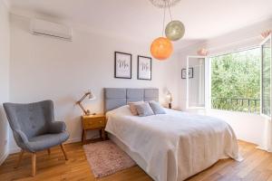 Superbe villa toute equipee, vue mer, a 1km des plages, piscine, barbecue, jeux enfants, mini golf, boulodrome, ping-pong, parking prive