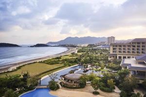 - une vue sur la plage et le complexe dans l'établissement The Westin Zhujiajian Resort, Zhoushan, à Zhoushan