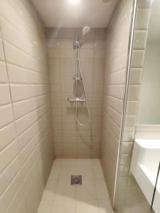 La salle de bains est pourvue d'une douche et d'un lavabo. dans l'établissement Studio Comfy Décoré avec Goût au Port de Vannes, à Vannes