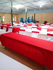 Habitación con mesas y sillas rojas y blancas en SOFA CAMP NAIVASHA, en Naivasha
