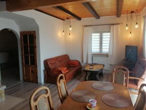 - un salon avec un canapé et une table dans l'établissement Dom na wzgórzu, à Kiczora