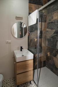 une salle de bain avec un lavabo et une douche dans l'établissement EME SEVILLA TURISTICA, à Séville