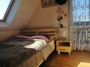 1 dormitorio con 1 cama y 1 mesa con lámpara en Dom na wzgórzu en Kiczora