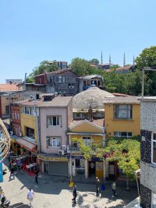 un groupe de personnes se promenant dans une ville avec des bâtiments dans l'établissement Ferah Otel, à Istanbul