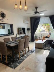 uma sala de estar com uma mesa e um sofá em Nice Homestay port dickson em Porto Dickson