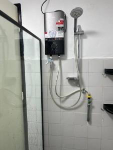 uma casa de banho com chuveiro em Nice Homestay port dickson em Porto Dickson