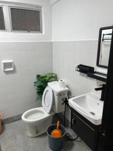 uma casa de banho com um WC e um lavatório em Nice Homestay port dickson em Porto Dickson