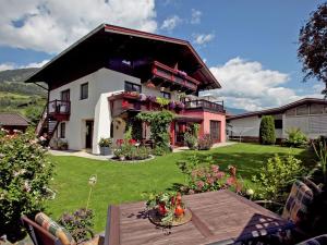 Vonkajšia záhrada v ubytovaní Apartment in Bramberg am Wildkogel with balcony