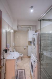 een badkamer met een wastafel, een toilet en een douche bij La Casa Del Saraceno in Civitavecchia