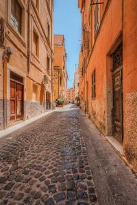 een lege straat in een steegje tussen gebouwen bij La Casa Del Saraceno in Civitavecchia