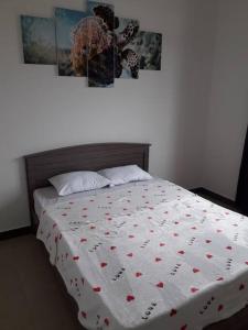 Schlafzimmer mit einem Bett mit roten Herzen in der Unterkunft Arc en Ciel 1 - 3 bedrooms Private Appartment in Flic-en-Flac