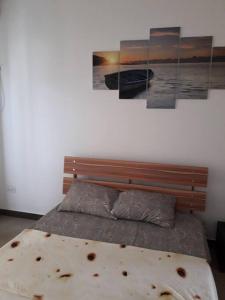 ein Schlafzimmer mit einem Bett mit einer Tortilla drauf in der Unterkunft Arc en Ciel 1 - 3 bedrooms Private Appartment in Flic-en-Flac