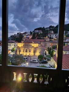 una ventana con vistas a la ciudad en Villa Sv Sofija Old Town en Ohrid