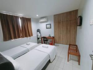 Postel nebo postele na pokoji v ubytování Reintree Lodge Hotel