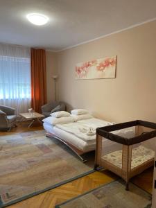Posteľ alebo postele v izbe v ubytovaní CentROOM Nagykanizsa